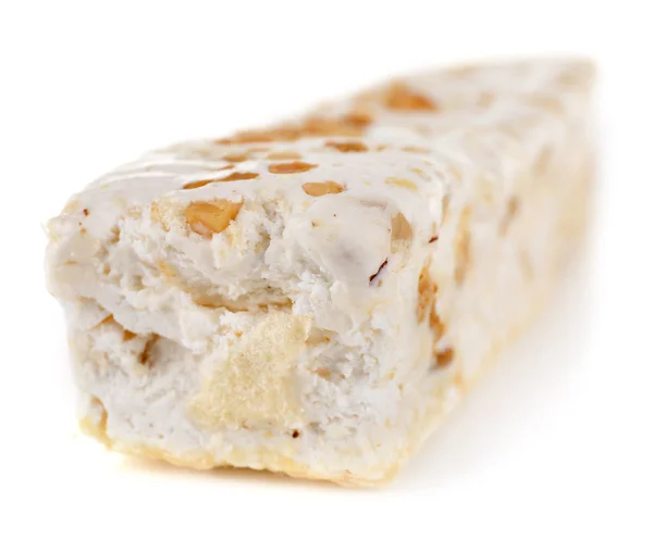 Torrone dolce con nocciole isolate su bianco — Foto Stock