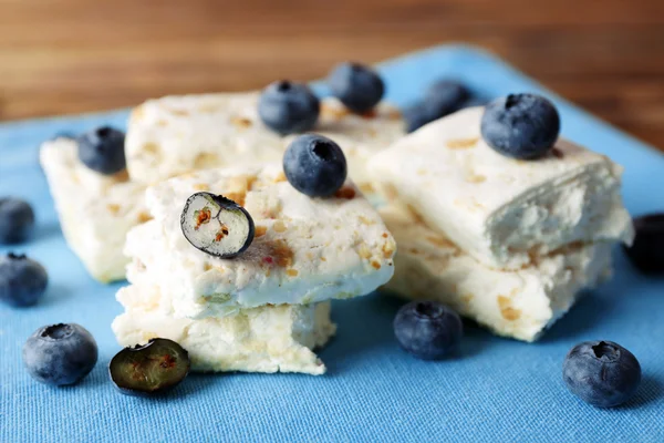 Süßes Nougat mit Nüssen und Blaubeeren auf Serviette in Nahaufnahme — Stockfoto