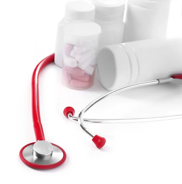 Medizinisches Stethoskop mit Tablettenflaschen isoliert auf weiß — Stockfoto