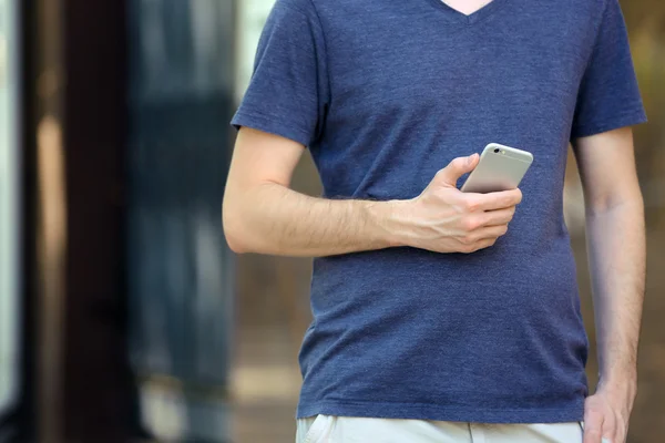 Mann hält Smartphone im Freien — Stockfoto