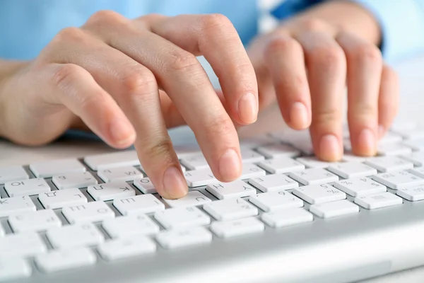 Las manos femeninas escribiendo en el teclado de cerca —  Fotos de Stock