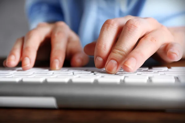 Mani femminili digitando sulla tastiera da vicino — Foto Stock