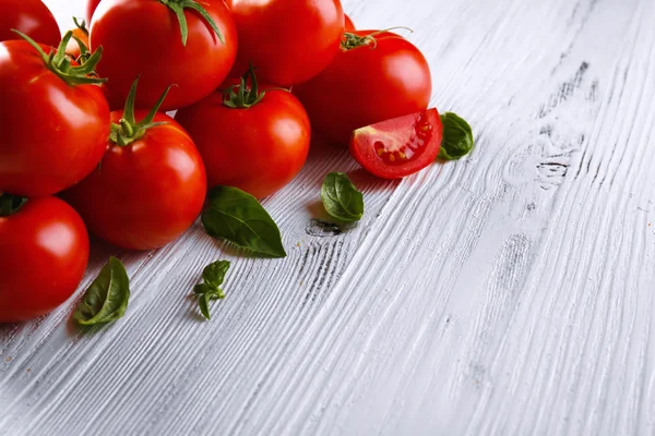Rote Tomaten auf hölzernem Hintergrund — Stockfoto