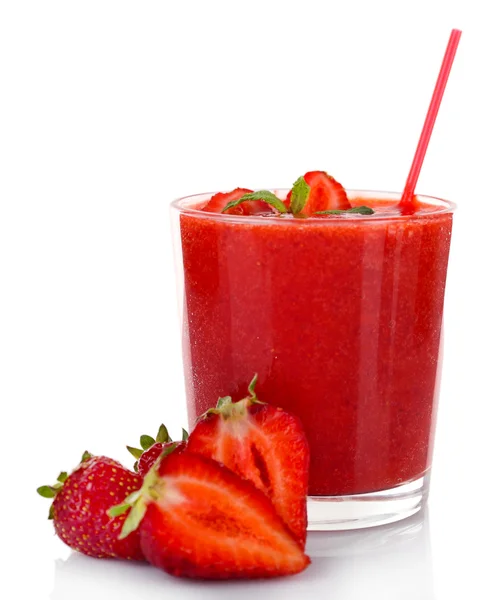 Glas frischer Erdbeercocktail und Erdbeeren isoliert auf weiß — Stockfoto