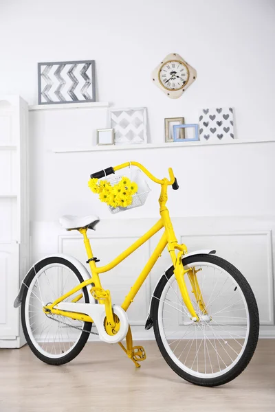 Yellow retro bicycle in spacious bright room — Stock Photo, Image