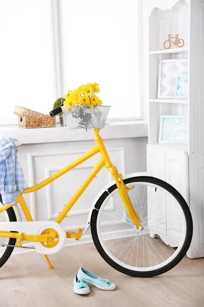 Vélo rétro jaune dans une chambre lumineuse spacieuse — Photo