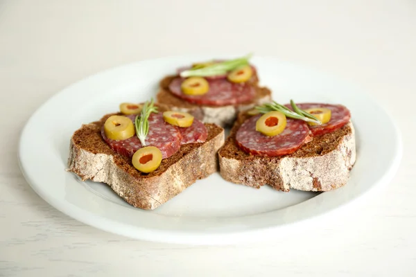 Läckra smörgåsar på plattan, närbild — Stockfoto