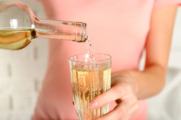 Женщина наливает вино в бокал, закрывается — стоковое фото