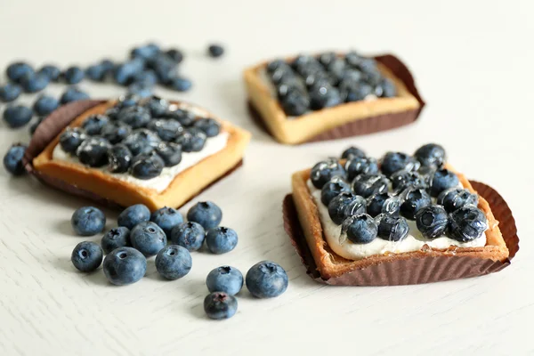 Tartes gourmandes aux myrtilles fraîches sur la table — Photo