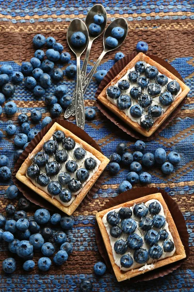 Tartas de arándanos frescos gourmet en la servilleta, de cerca — Foto de Stock