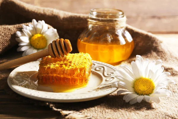 Productos de miel sobre mesa de madera — Foto de Stock
