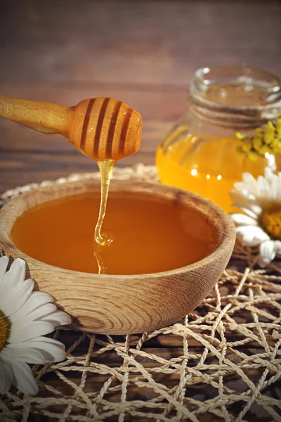 Miel y flores en estera de mimbre — Foto de Stock