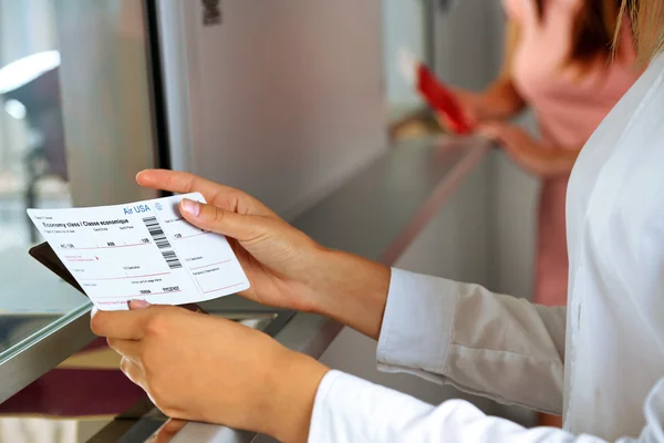 Frau kauft Karten mit Pass an der Abendkasse — Stockfoto