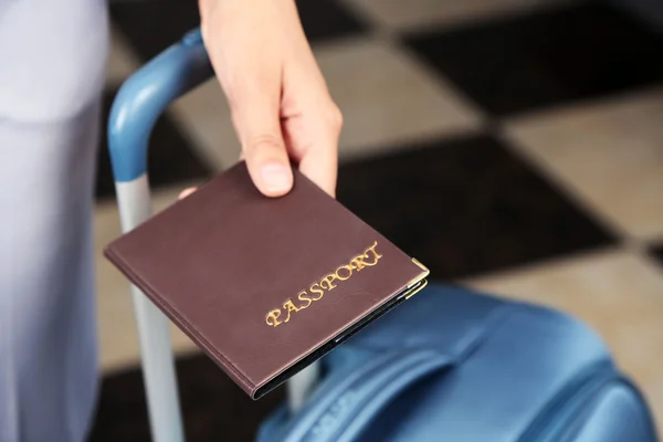 女人与持有护照的行李箱关闭 — 图库照片