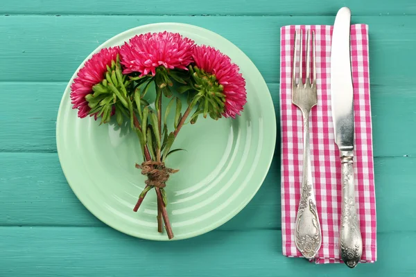 Configuração de mesa de verão na cor de fundo de madeira — Fotografia de Stock