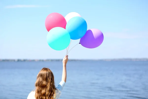 Flicka med färgglada ballonger — Stockfoto