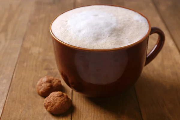 Secangkir kopi dan biskuit dengan latar belakang kayu — Stok Foto