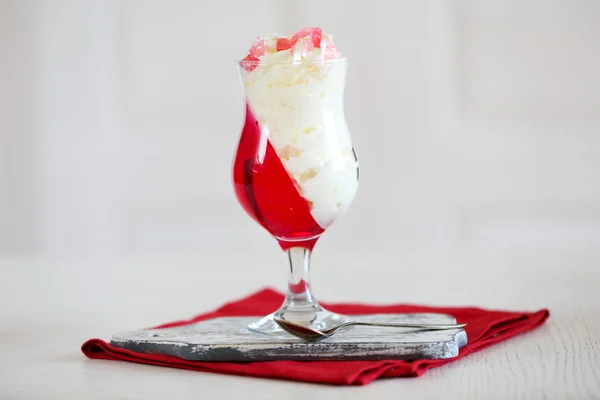 Sabrosos postres de jalea con crema sobre fondo claro — Foto de Stock