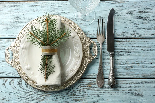 Placa vacía, cubiertos, servilleta sobre fondo rústico de madera. Navidad mesa ajuste concepto — Foto de Stock