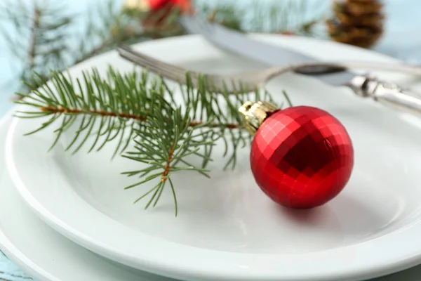 Άδειο πιάτο, μαχαιροπίρουνα, πετσέτα και γυαλί σε ρουστίκ ξύλινα φόντο. Χριστούγεννα πίνακα ρύθμιση έννοια — Φωτογραφία Αρχείου