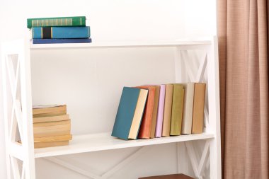 Kitap raflarında beyaz duvar arka plan