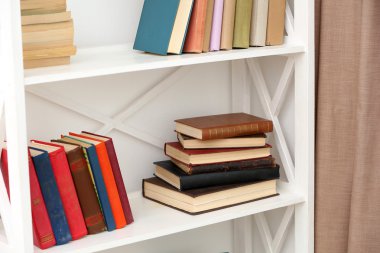 Kitap raflarında beyaz duvar arka plan