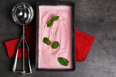 Ev yapımı dondurma donmuş metalik kapsayıcı k ahşap arka plan