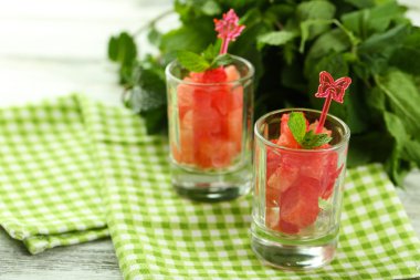 Soğuk karpuz adet gözlük, ahşap masa arka plan üzerinde