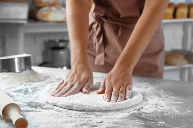 Fırında kadın eli ile para kazanıyordum.