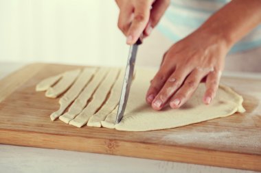 Açık renkli ahşap masaya elmalı turta yapmak kadın