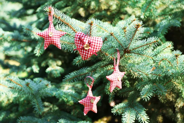 Weihnachtsspielzeug auf Tannenzweig, im Freien — Stockfoto