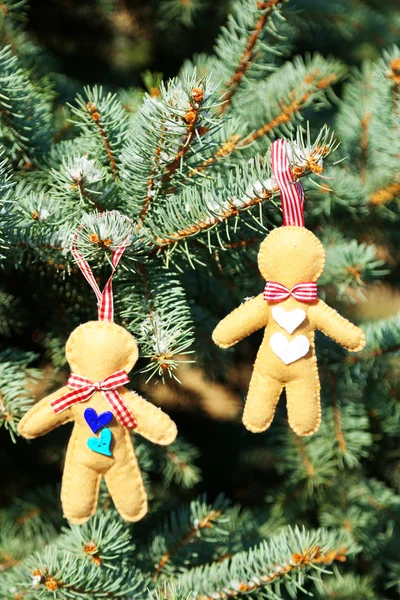 Giocattoli di Natale su ramo di abete, all'aperto — Foto Stock