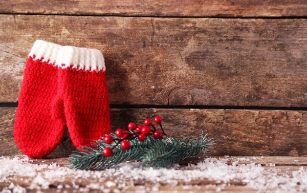 Decorações de Natal em fundo de madeira — Fotografia de Stock