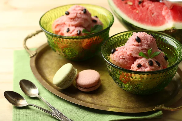 Gelato all'anguria in ciotole su sfondo di legno a colori — Foto Stock