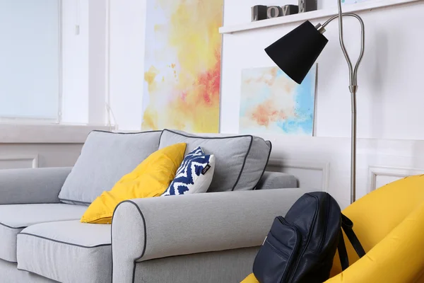 Mooie moderne woonkamer met grijze bank en vloerlamp — stockfoto ... Woonkamer modern banken