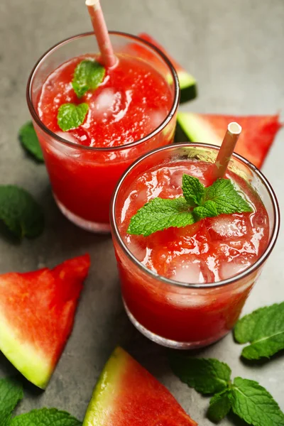 Bebidas de melancia fria em óculos, no fundo escuro — Fotografia de Stock