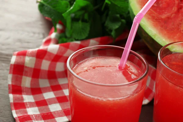 Hideg görögdinnye ital szemüveg, fából készült asztal háttere — Stock Fotó