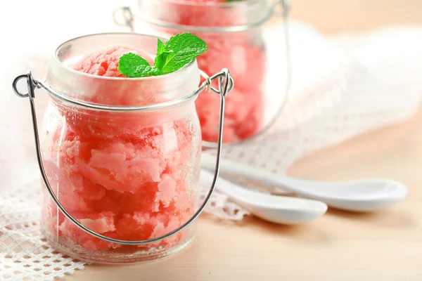 Gelato all'anguria in vasetti di vetro su fondo di legno a colori — Foto Stock