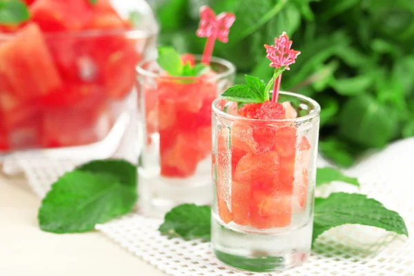 Kalte Wassermelonenstücke in Gläsern, auf Holztischhintergrund — Stockfoto