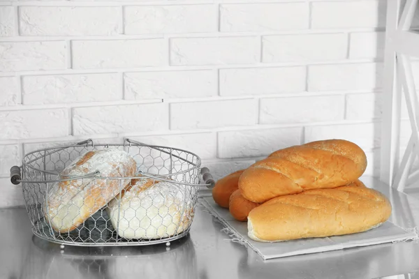 Roti segar di atas meja, di dapur toko roti — Stok Foto