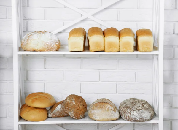 ขนมปังบนชั้นวางในร้าน — ภาพถ่ายสต็อก