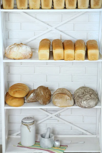 ขนมปังบนชั้นวางในร้าน — ภาพถ่ายสต็อก