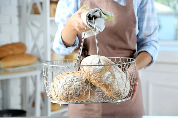 Baker checking freshly baked bread in kitchen of bakery — Stock Photo, Image