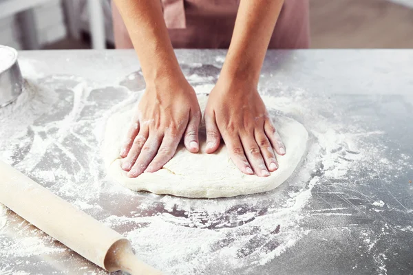 Deeg maken met vrouwelijke handen bij de bakkerij — Stockfoto