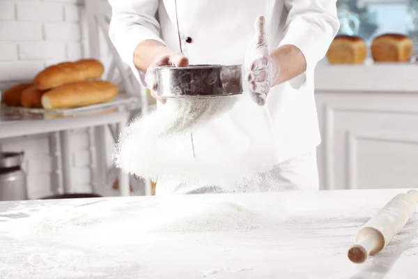 Haciendo masa por manos masculinas en la panadería — Foto de Stock