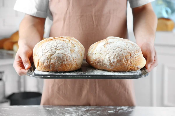 Panadero de control de pan recién horneado en la cocina de la panadería — Foto de Stock