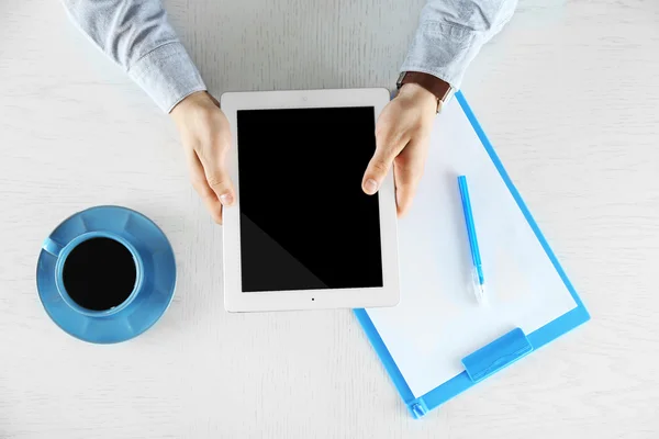 Man aan het werk met digitale tablet, bovenaanzicht — Stockfoto