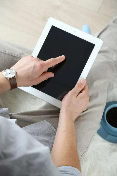 Homem trabalhando com tablet digital em casa — Fotografia de Stock