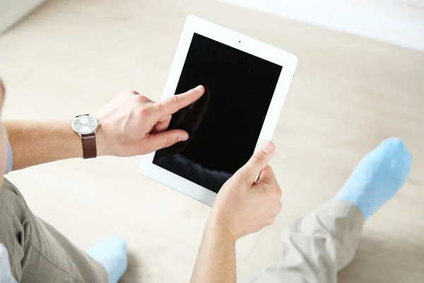 Hombre trabajando con tableta digital en casa — Foto de Stock