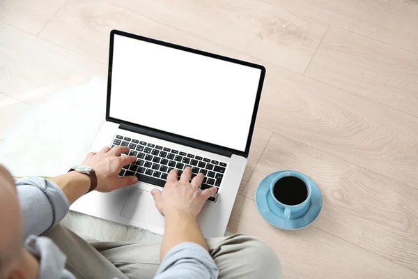 Mann arbeitet zu Hause mit Laptop — Stockfoto